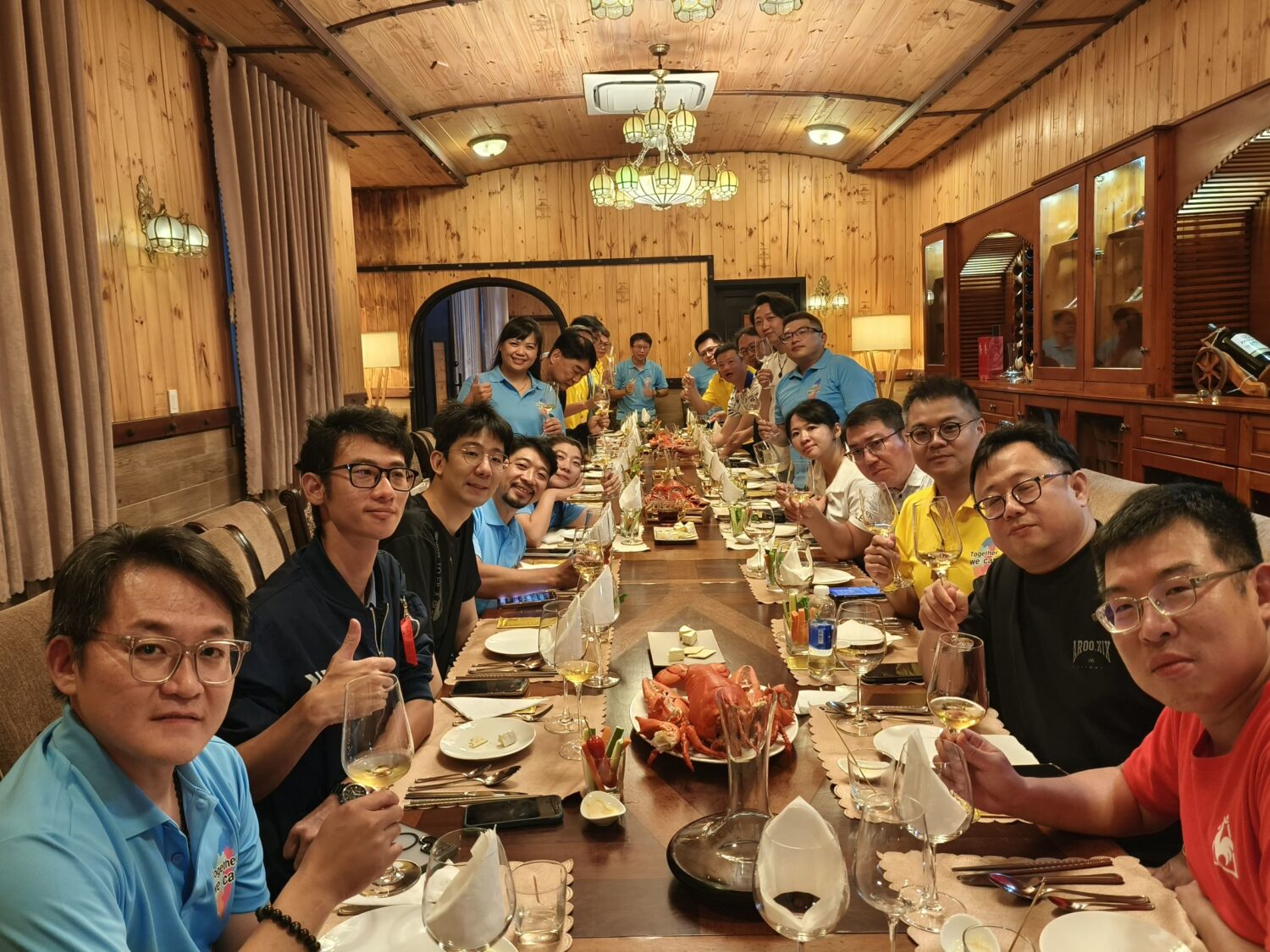 新創會員齊聚豐盛晚宴,共享美食佳餚,締結深厚交流。(圖/新創總會提供)