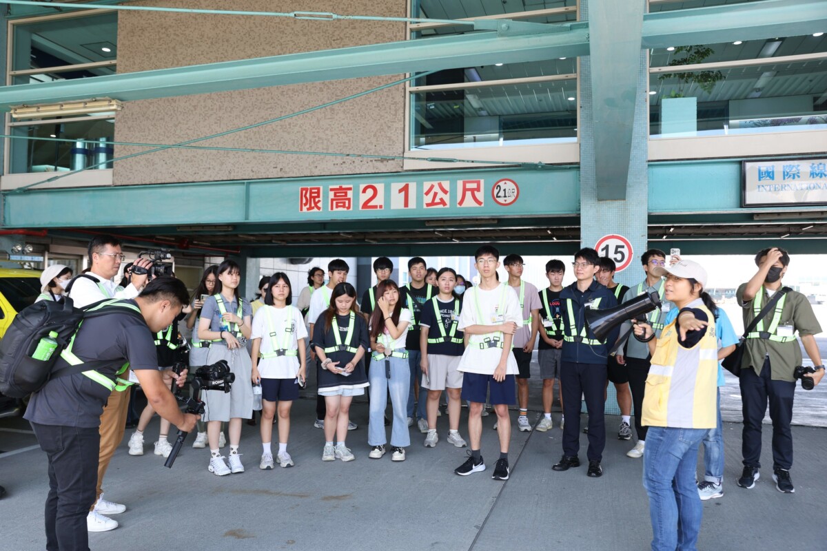 ▲學員身穿反光背心,專注聆聽航務員介紹航空作業流程,實地了解機場幕後的運作日常。