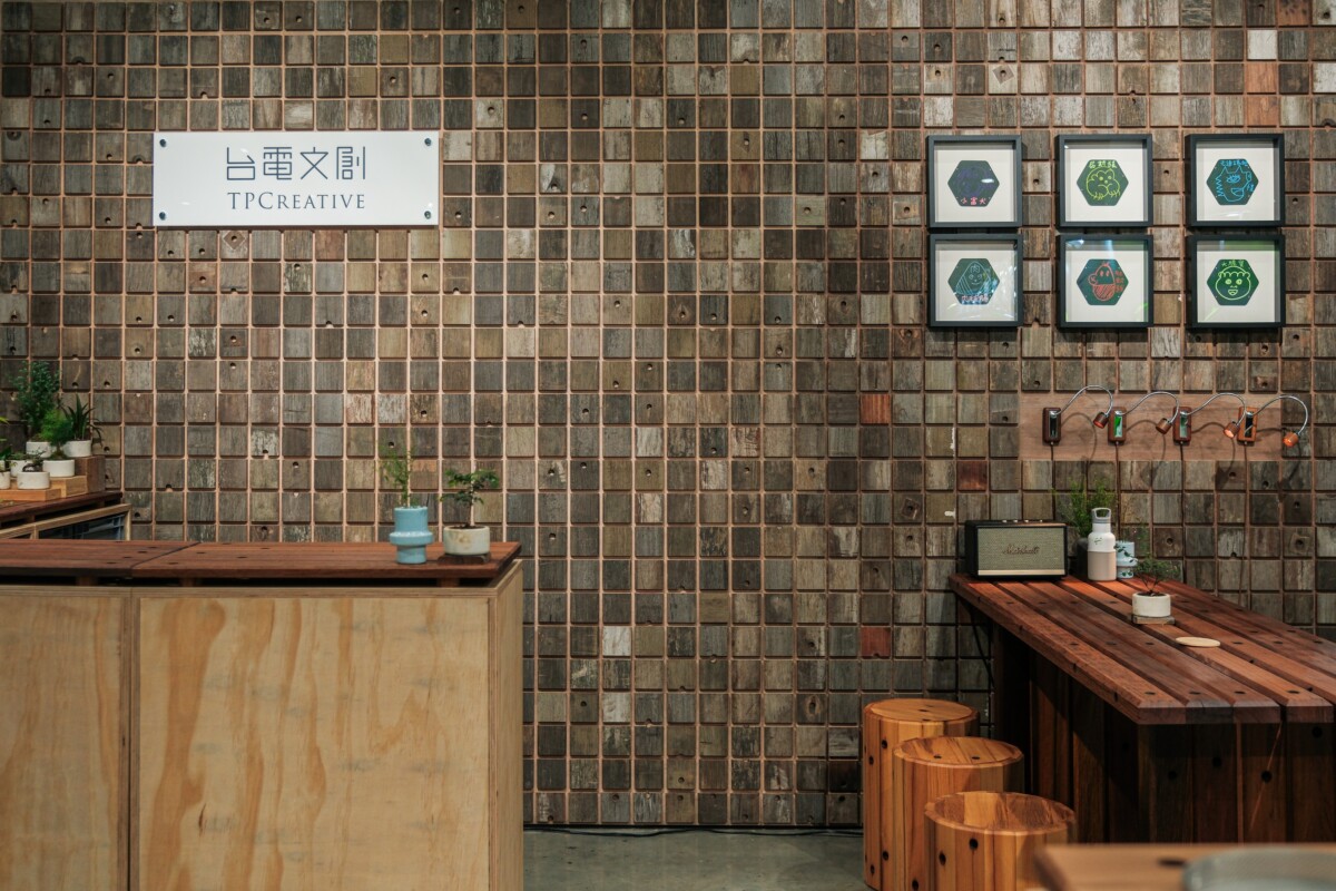 ▲台電文創參與2025文博會,一口氣展出歷年來四大經典作品,並用回收木橫擔打造超吸睛馬賽克展示牆。