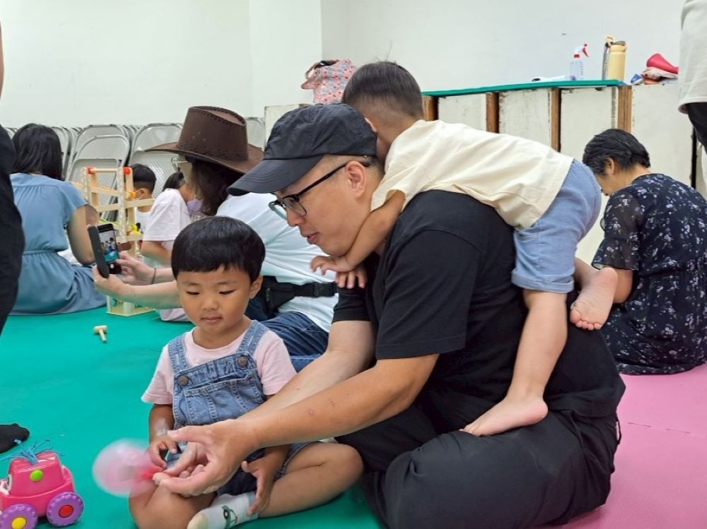 爸氣闖天下 新莊200保母親子活動溫馨可愛 2 《圖說》活動中小朋友爬上爸爸的肩膀,模樣兒非常逗趣可愛。〈社會局提供〉
