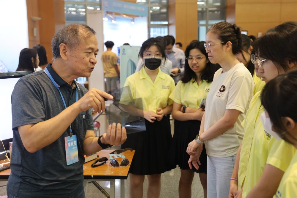 新北啟動量子科技人才培育元年! 650學生搶先體驗 4 《圖說》透過大學教授分享,量子科學教育從中學啟蒙。〈教育局提供〉