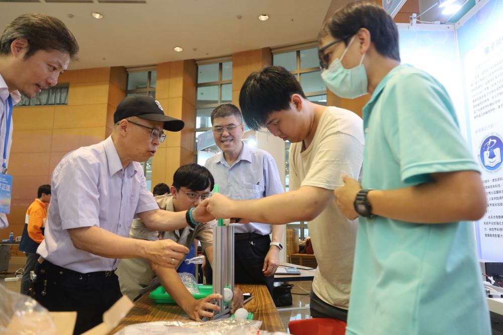 新北啟動量子科技人才培育元年! 650學生搶先體驗 5 《圖說》量子科技正由基礎研究走向實務應用,未來將深刻影響產業結構,學生從科普實作中探索。〈教育局提供〉