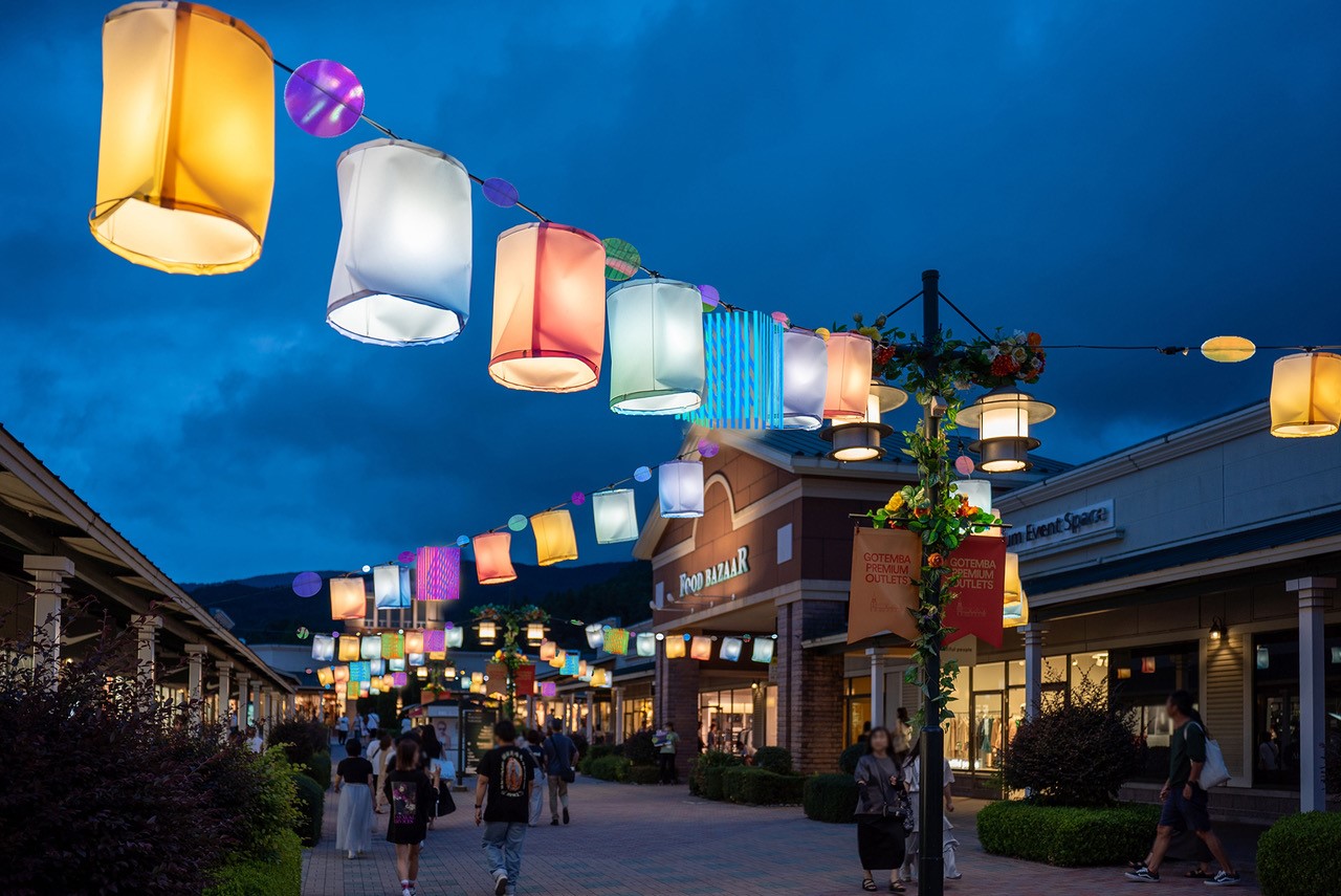 「Gotemba Night!!」活動期間御殿場 PREMIUM OUTLETS® 入夜後充滿祭典氛圍。 圖:向日遊/提供