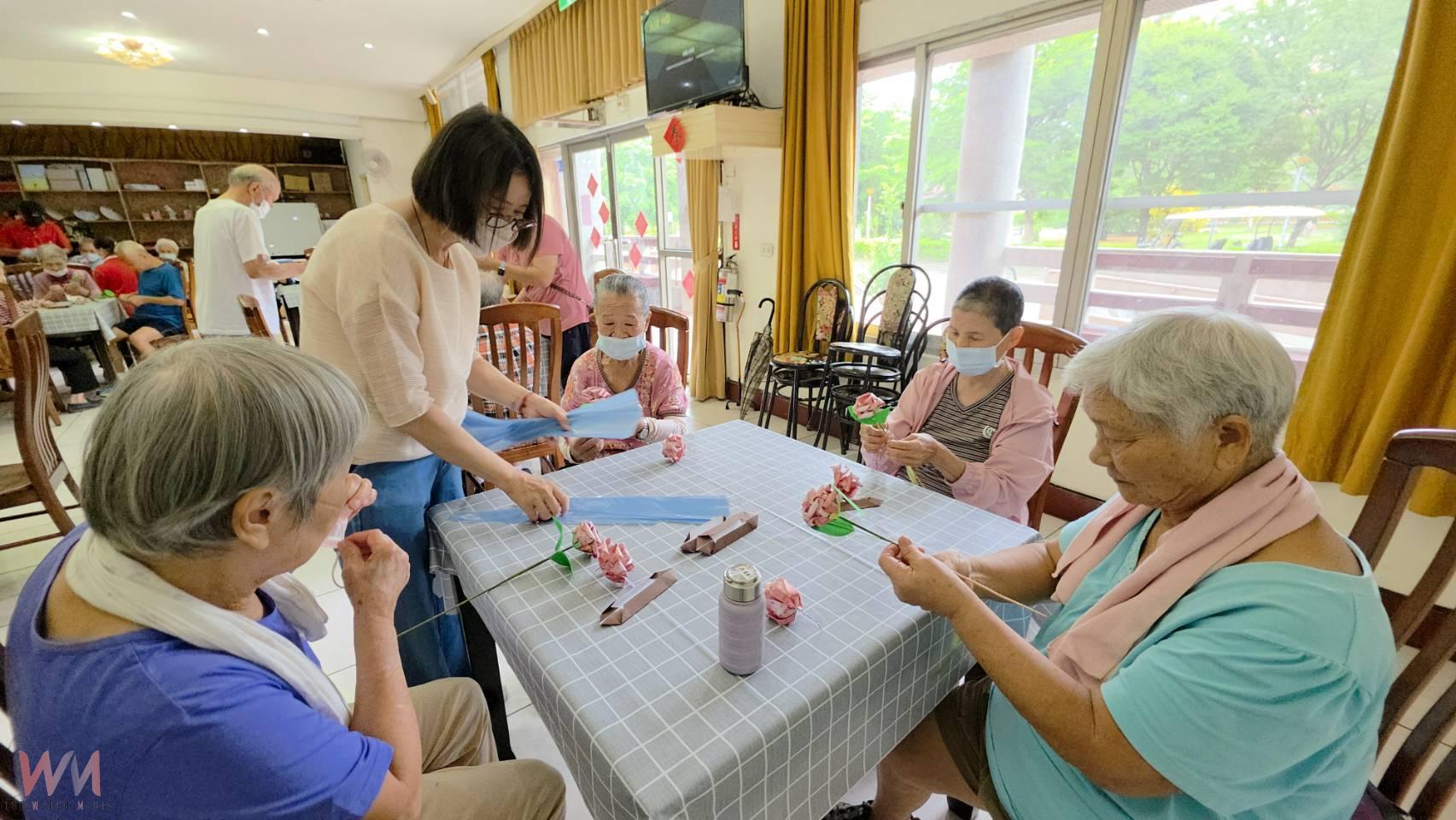 (有影片)/彰化榮家父親節溫馨手作活動 長輩動手摺出紅鈔玫瑰花 - https://www.watchmedia01.com