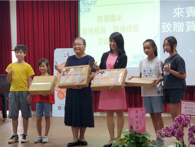 漾新聞|陳麗鈞贈校園泥土「泥染桌巾」喻人親土親 高師大王政彥送一把治校關鍵鑰匙(KEY) 方珮玲接棒蚵寮承載祝福