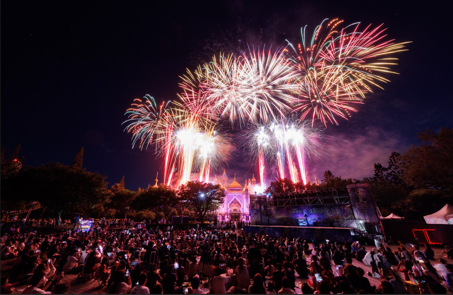 六福村限定《光之祭典》高空煙火秀，每逢週末晚間盛大登場。