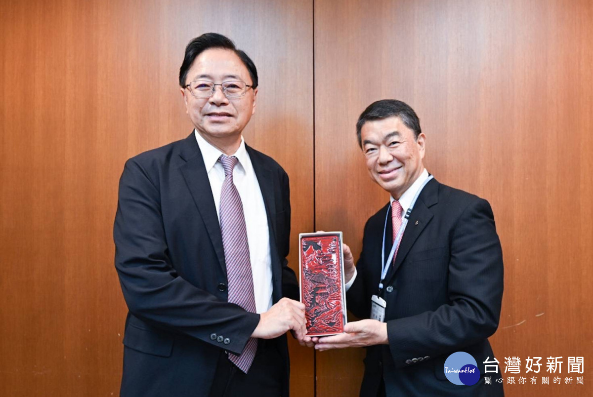 宮城縣知事村井嘉浩致贈張善政市長漆器工藝品仙台堆朱。