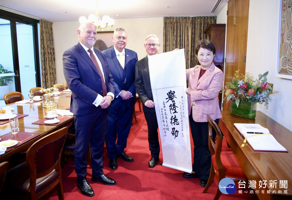 盧市長與州議會友台小組主席Anthony Roberts合影(圖台中市府提供)
