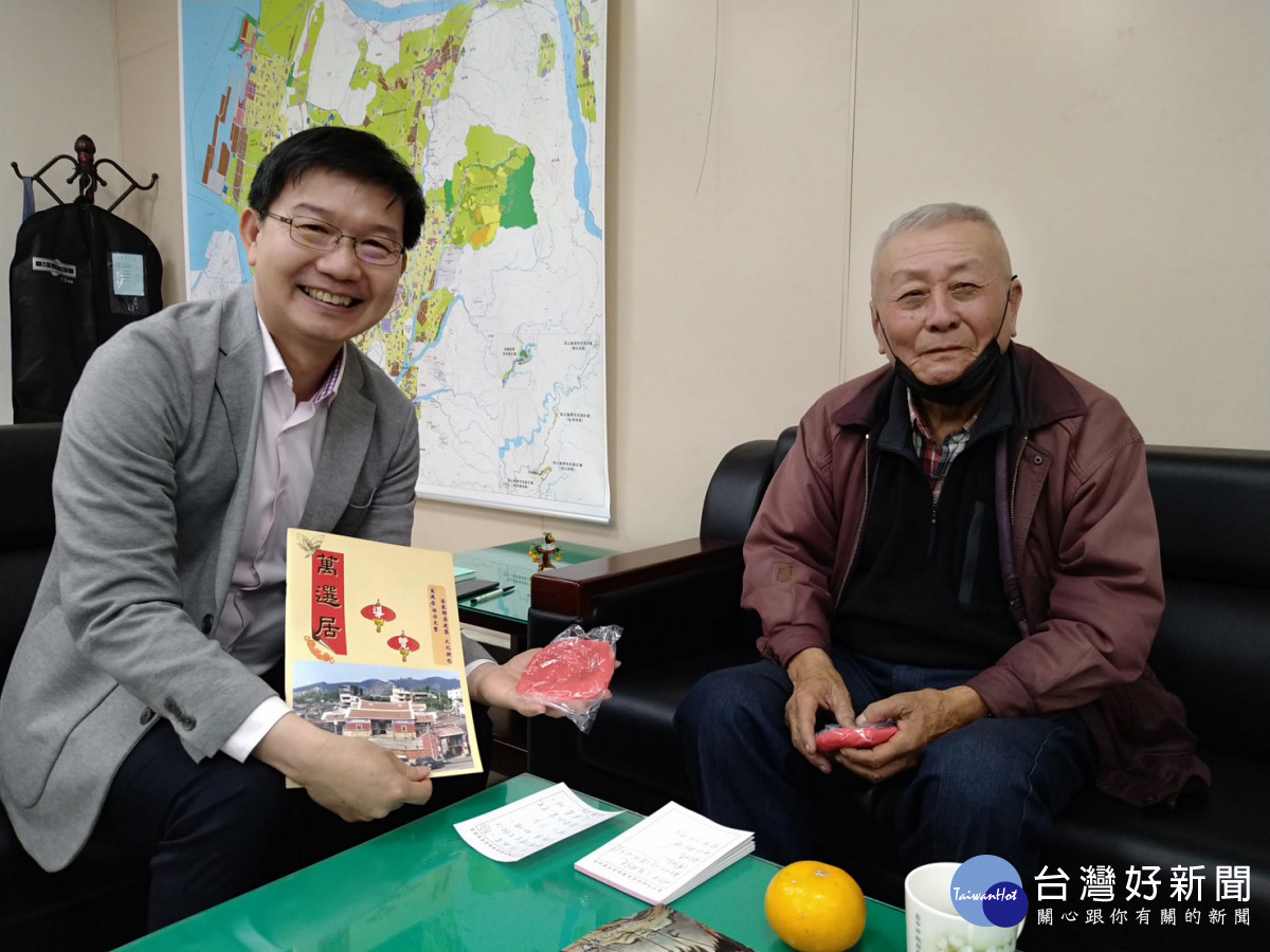 陳炎正老師近幾年聽力不佳，僅能用筆交談。