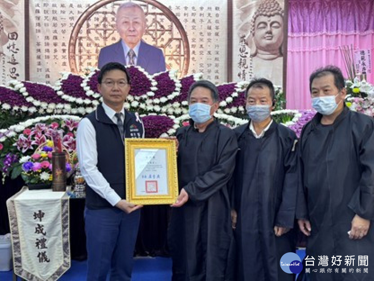 客委會主委江俊龍代表市長頒褒揚狀