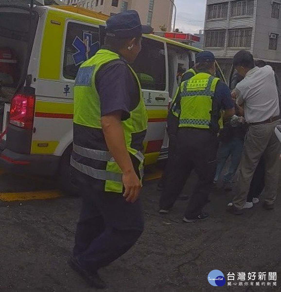 男子手臂大量出血，向附近水上派出所員警求助／林詩涵翻攝