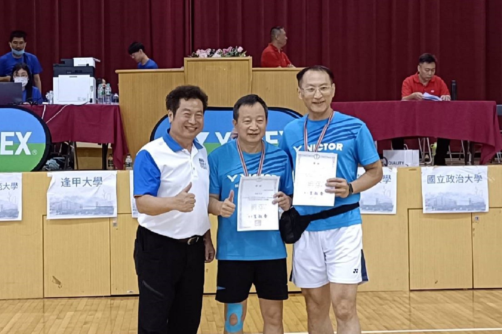 台鋼科大老師高錦勝（中）和黃宏春（右）在大專院校教職員工羽球錦標賽，勇奪百齡組雙打亞軍。台鋼科大提供