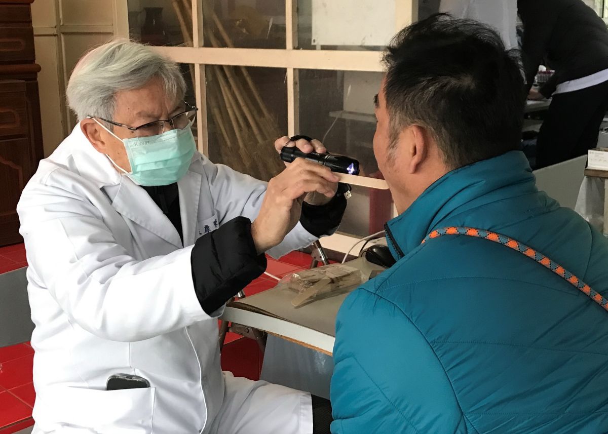 圖/口腔黏膜檢查職場篩檢服務。(新北市政府衛生局提供)