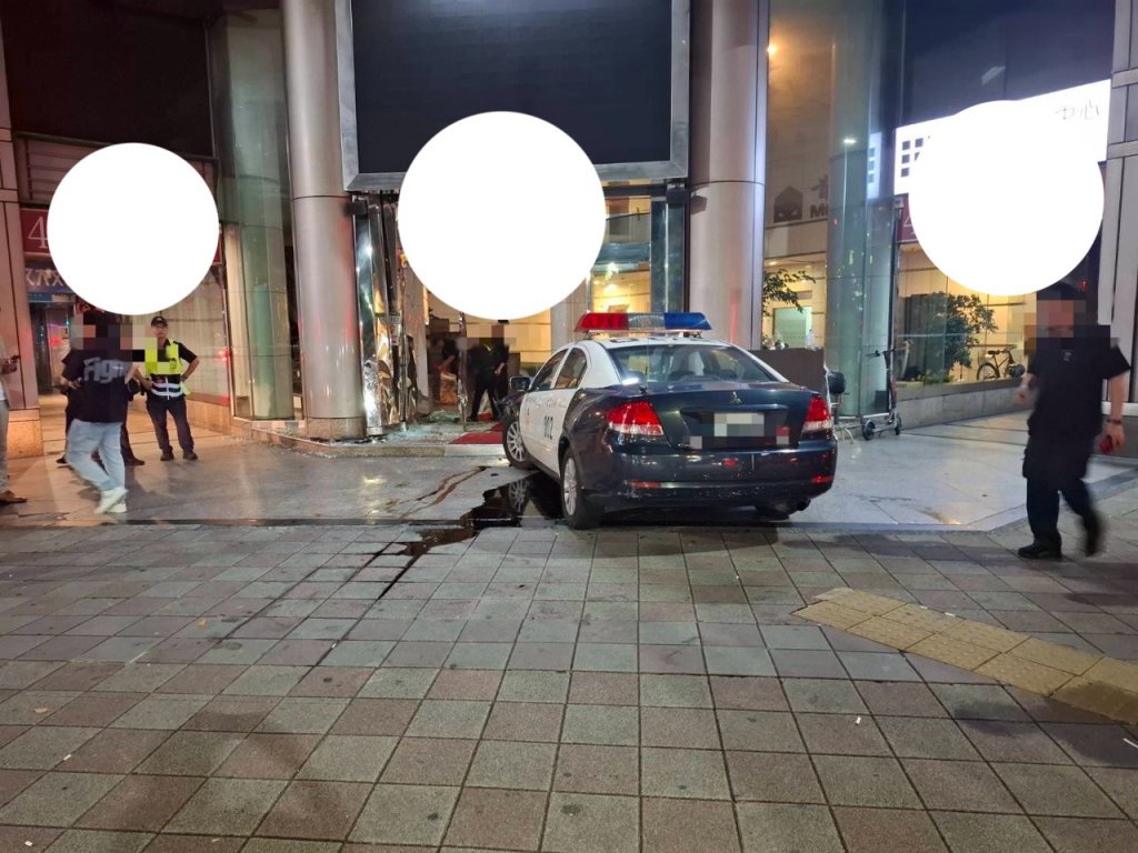 警車支援糾紛任務!疑煞車失靈失控衝撞大樓 2民眾遭玻璃割傷