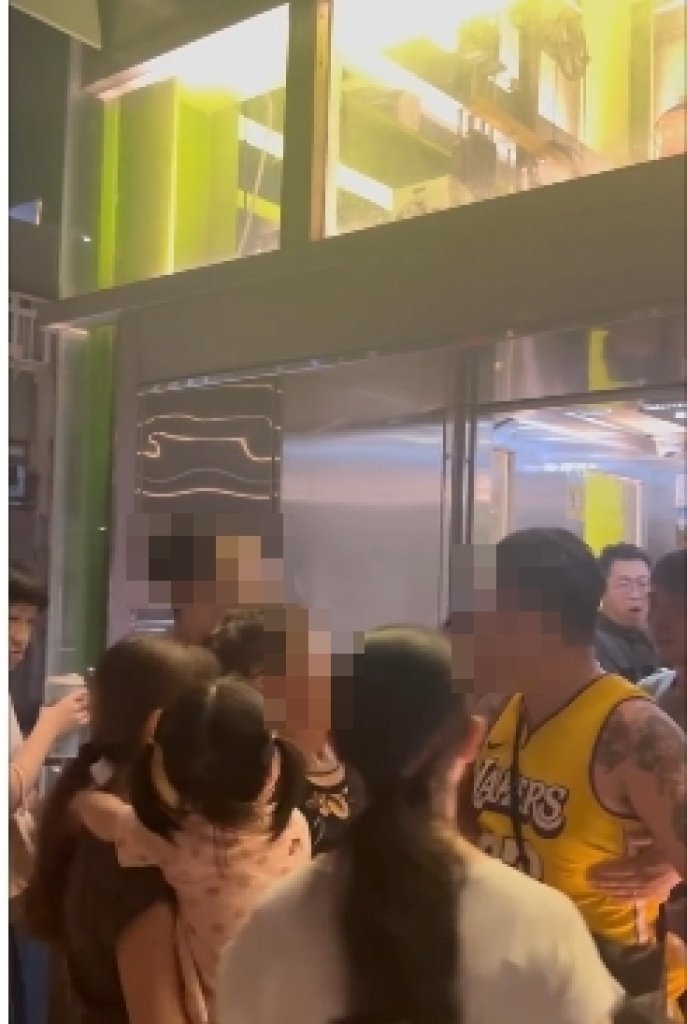 火氣開炸!大稻埕夏日節電梯口疑為搭乘-爆口角糾紛男嗆「派啥小」