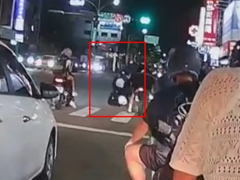 催油門翹孤輪害女友飛摔!台南男大街失控路人傻眼