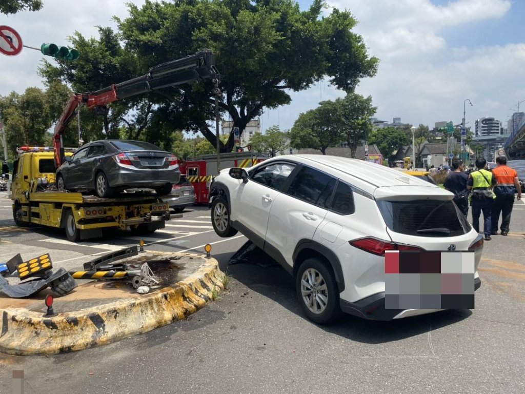 救護車鳴笛直衝十字路口 多元計程車閃避不及3人受傷