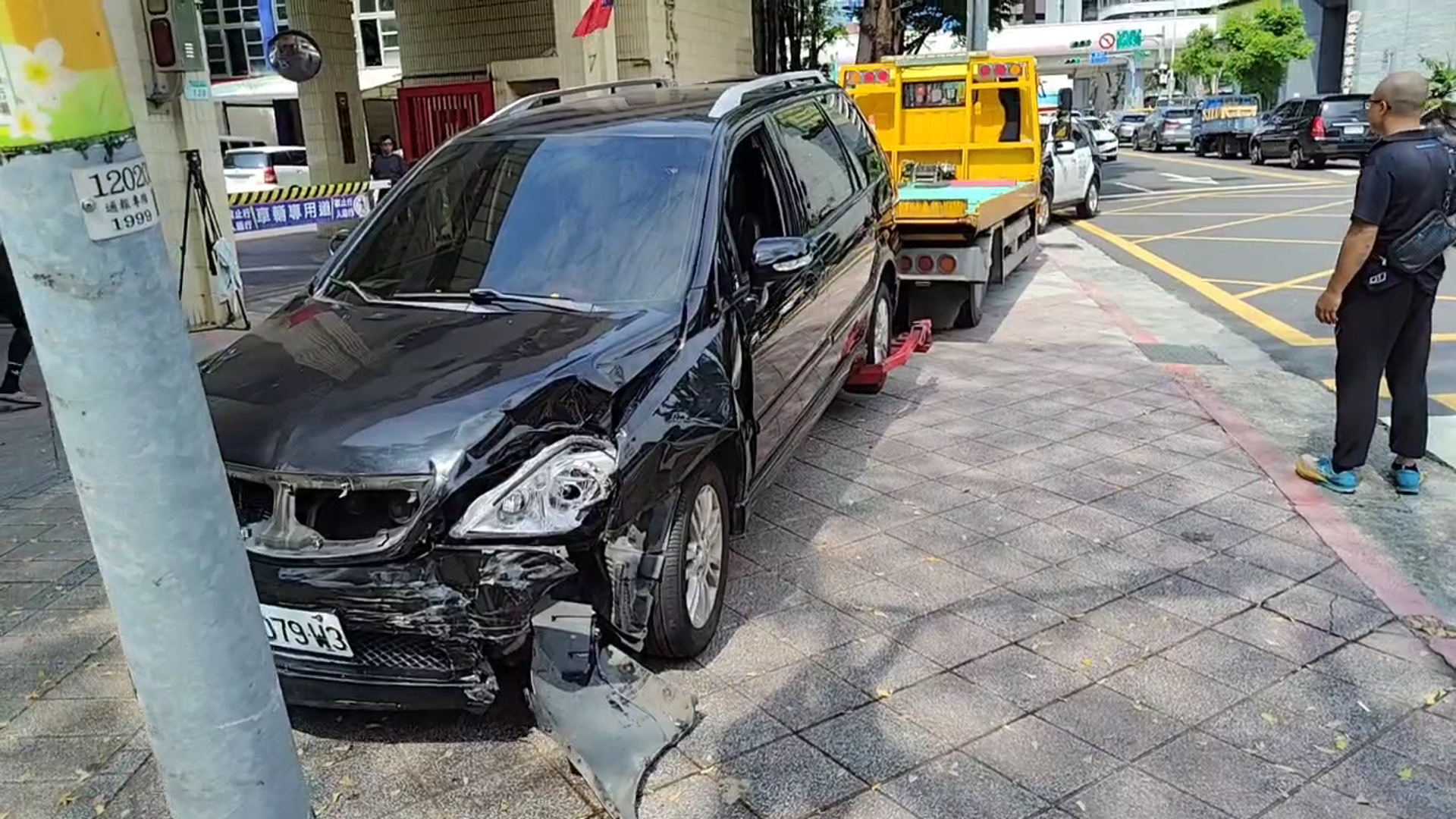 ▲台北市北投區石牌路二段一帶，今（7）日中午發生一起離奇的連環車禍。（翻攝畫面）