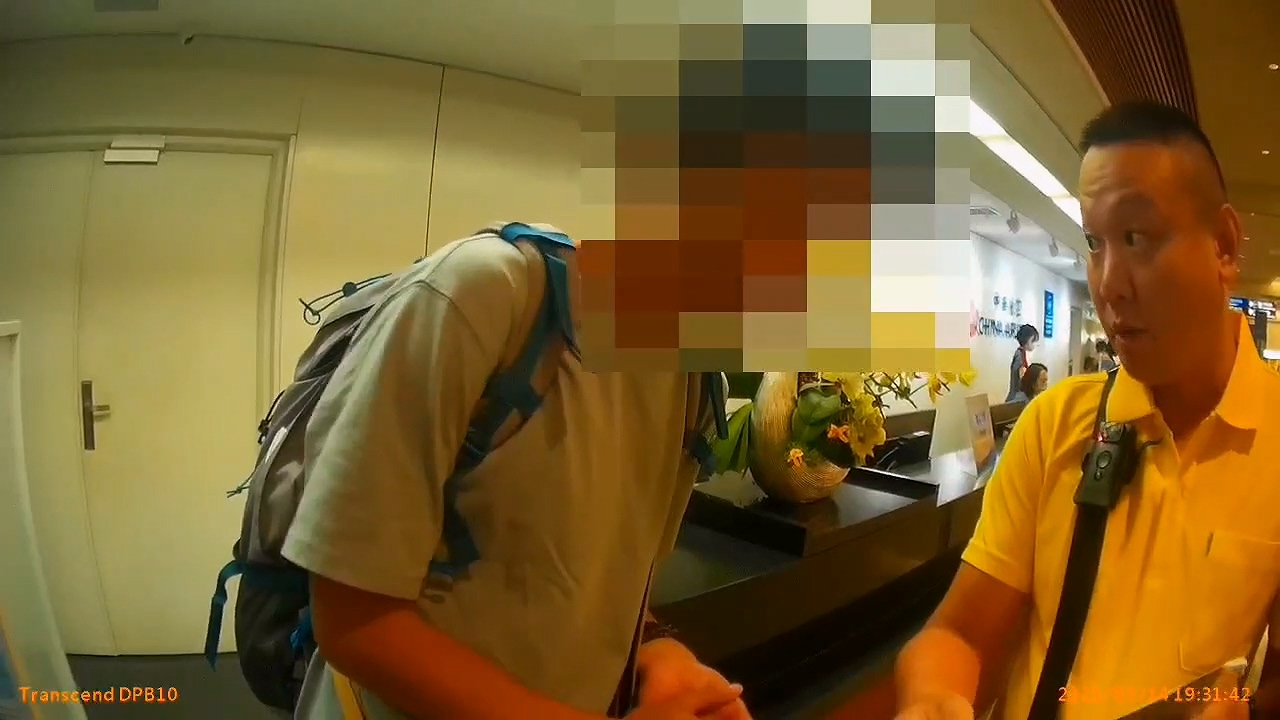 ▲警方在機場將人攔下。(翻攝畫面)