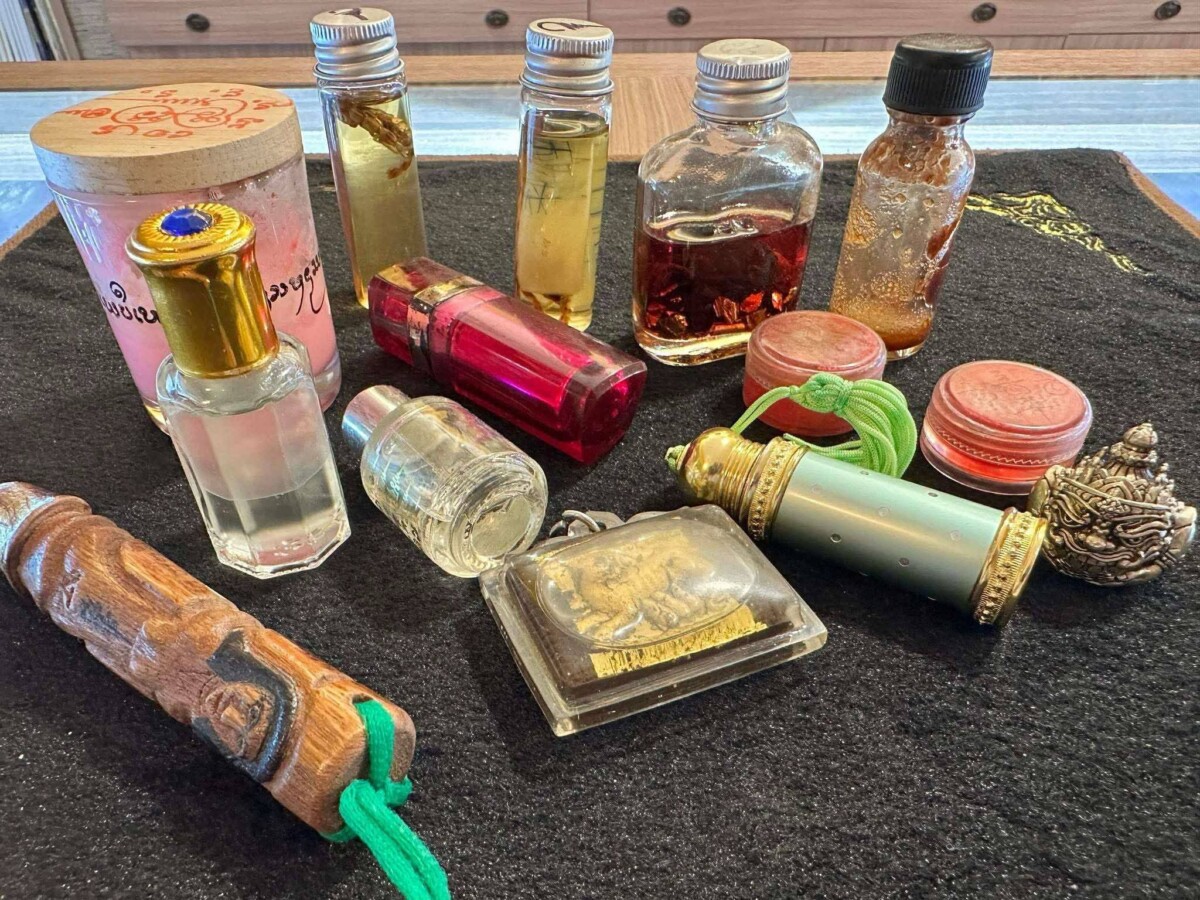 李姓男子控訴 : 自從母親購買並使用這些宗教物品後，整個人變的完全不是一個人並產生了精神疾病！(影像由記者郭晉嘉拍攝)。