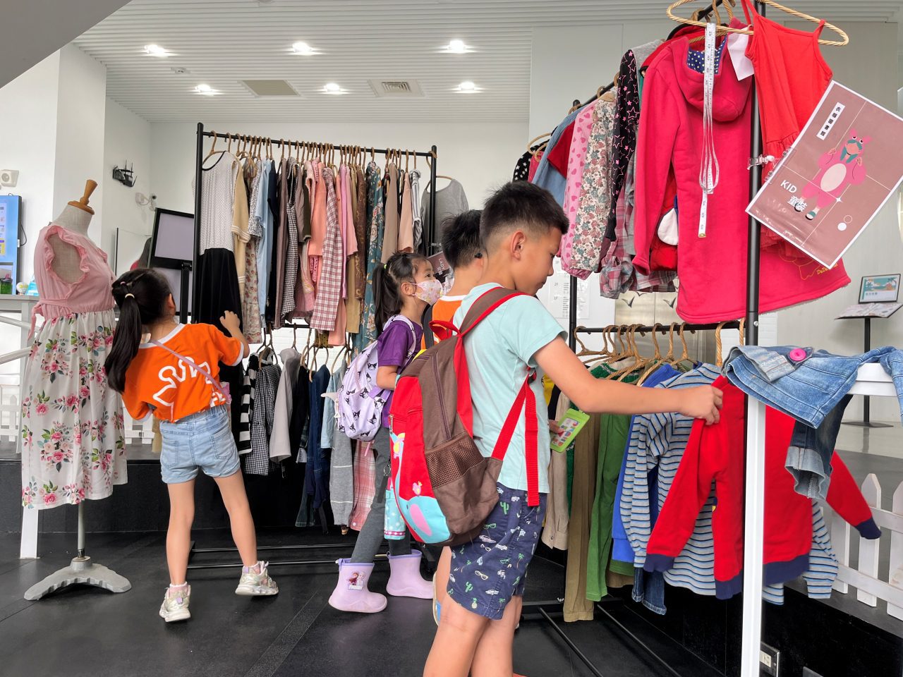 借書還能換衣服　台中市上楓圖書館讓永續生活很時尚
