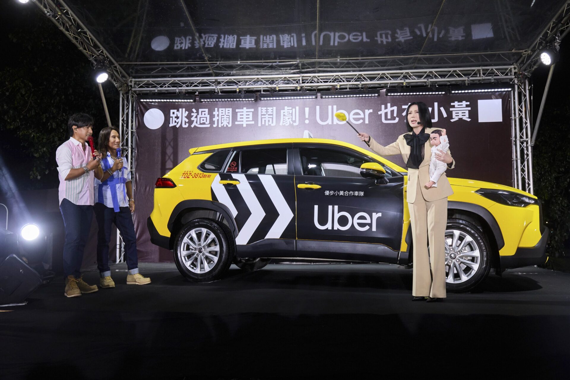 苗可麗與動力火車 以八點檔式誇張演繹各種攔車情境又演又唱