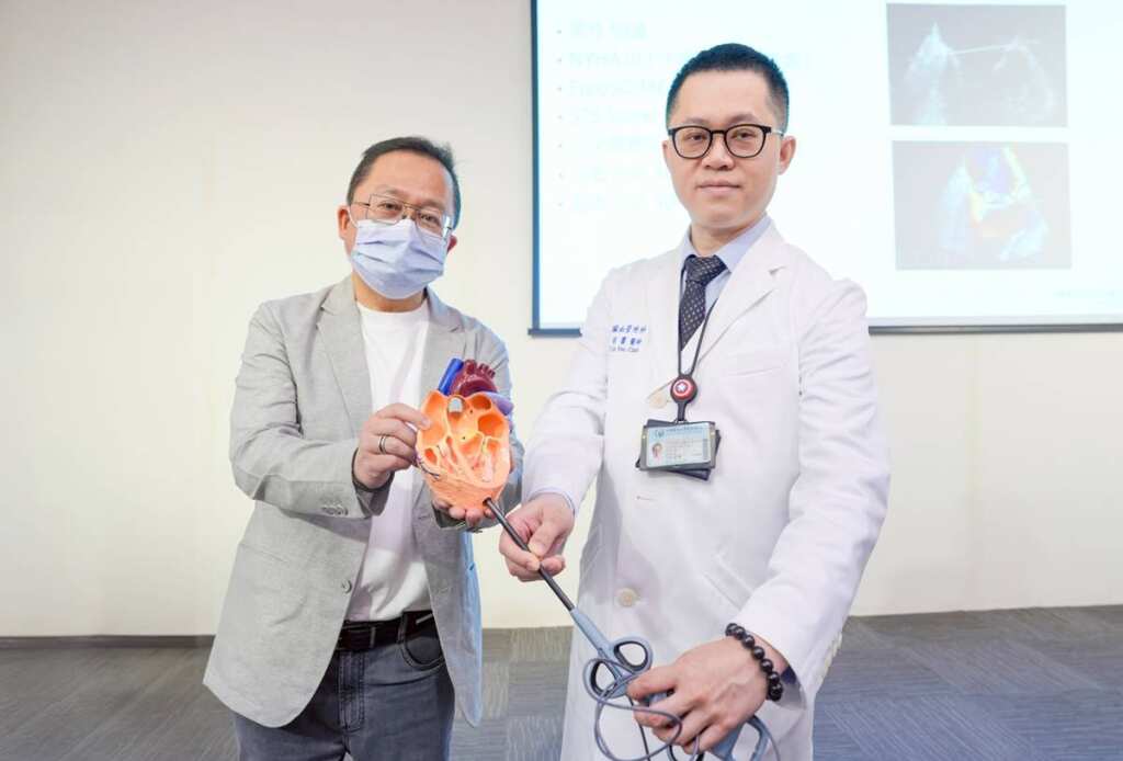 ▲個案林先生(左)接受全台首例NeoChord心臟不停跳人工鍵索修補術結合PCI冠狀動脈介入術，免除開胸與心臟停跳風險，不僅成功避開開胸與體外循環風險，也大幅縮短住院與恢復時間。（中醫大附醫提供）
