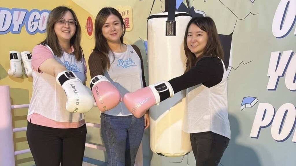 ▲身兼民眾黨婦女委員會主委的福興鄉民代表黃怡雯（中）強調，每一位女性都應該被平等、尊重地對待，特別是女性政治人物，更應聚焦在其專業與政績，不該淪為妝容與穿著的公審對象。（ 民眾黨彰化黨部提供）