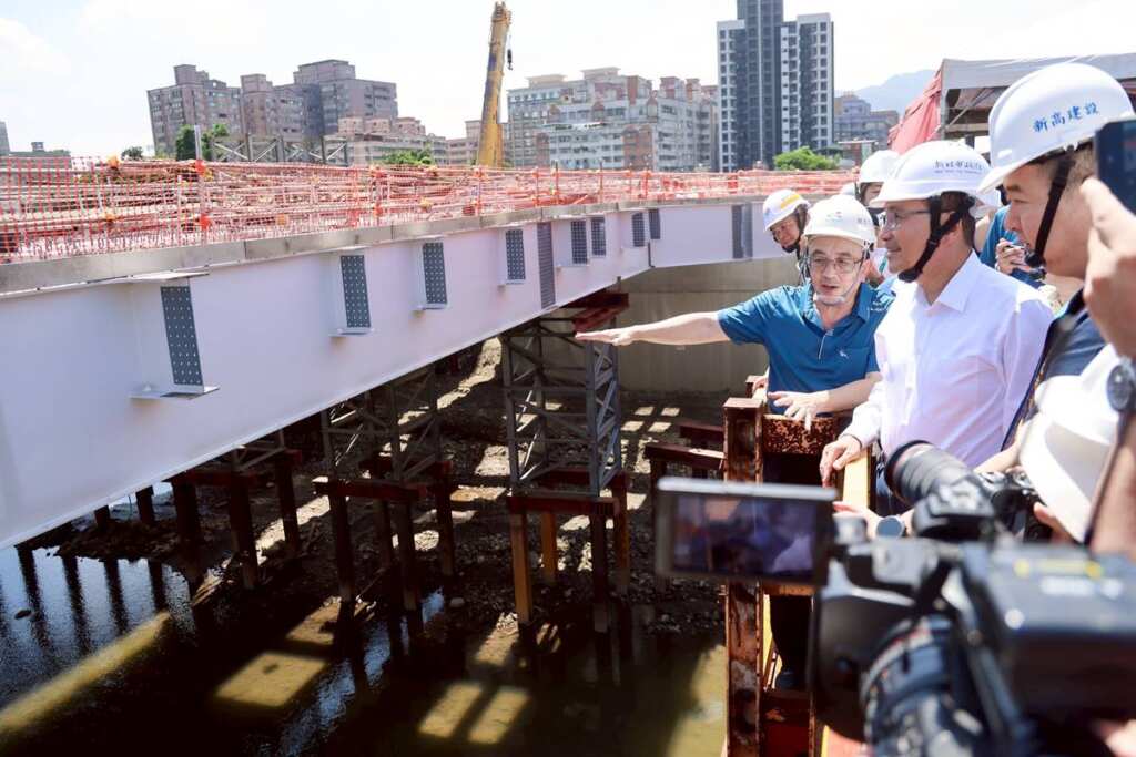 ▲侯友宜表示,長福橋預計於明年7月完工,屆時通水斷面可增加18%,符合三峽河防洪標準。
