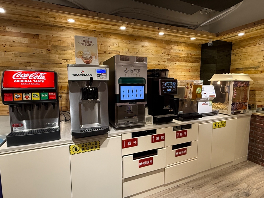 六扇門的自助吧品項豐富,真魷味、蜜香豆奶、咖啡茶飲讓用餐民眾盡情享用。圖/李明真攝