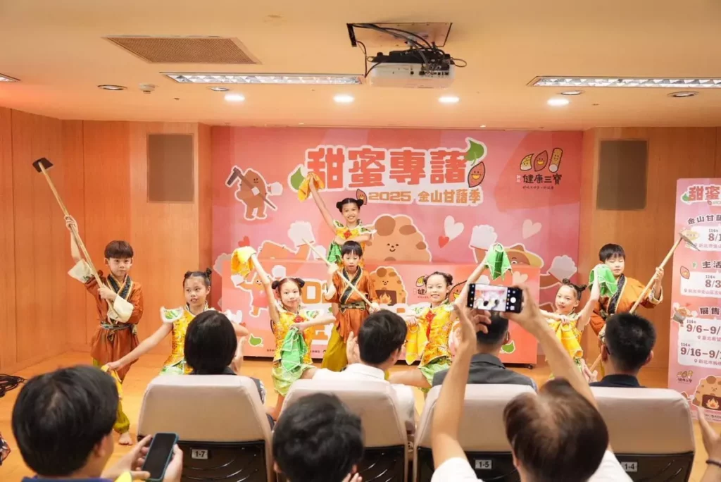 活動開場熱鬧舞蹈表演。