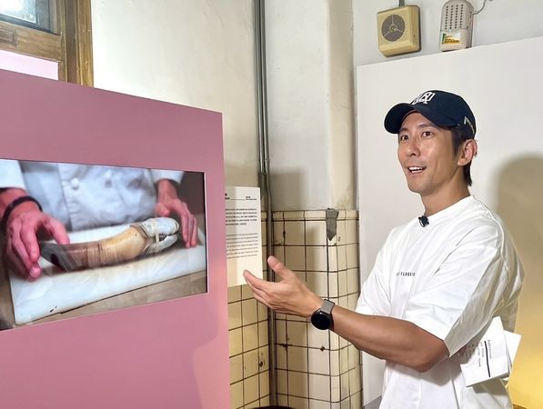 ▲修杰楷挑戰噁心食物博物館。(圖/修TIME提供)