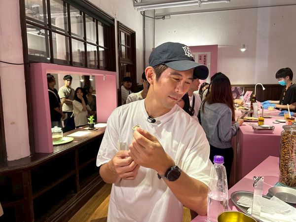 ▲修杰楷挑戰噁心食物博物館。(圖/修TIME提供)