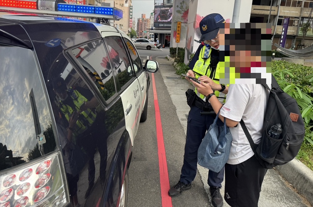 ▲圖說:林姓少年因手機異常而在五權車站前徘徊,西區所警員沈楷鈞主動上前關懷 (圖/台中市政府 提供)