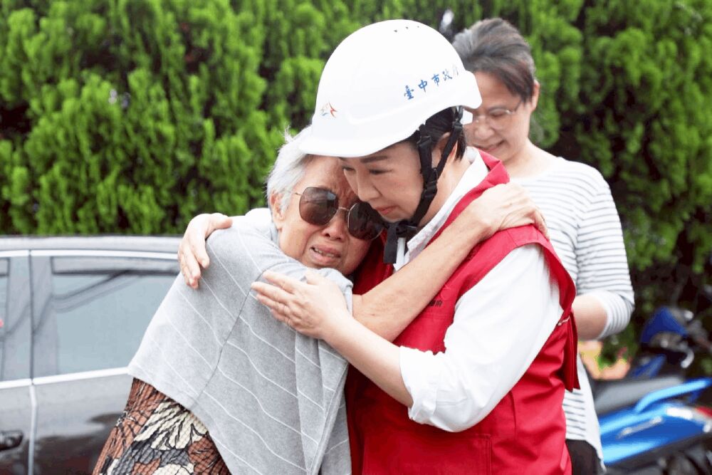 王義川酸市長勘災粉底妝容遭轟 李彥秀、蔣萬安為盧秀燕抱不平 223 照片來源:盧秀燕臉書