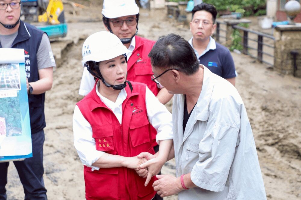 王義川酸市長勘災粉底妝容遭轟 李彥秀、蔣萬安為盧秀燕抱不平 224 照片來源:盧秀燕臉書