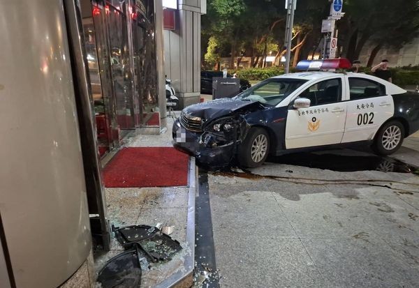 大安分局警車煞車失靈　衝撞轄區知名酒店大門2民眾雙腿受傷 193