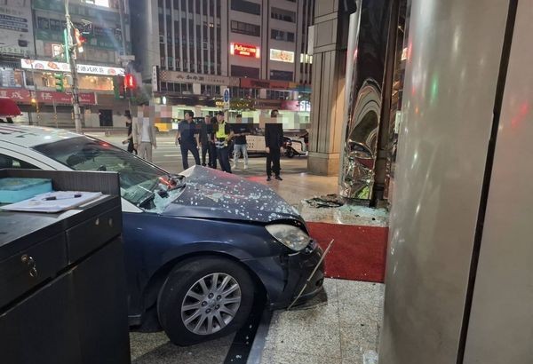 大安分局警車煞車失靈　衝撞轄區知名酒店大門2民眾雙腿受傷 195