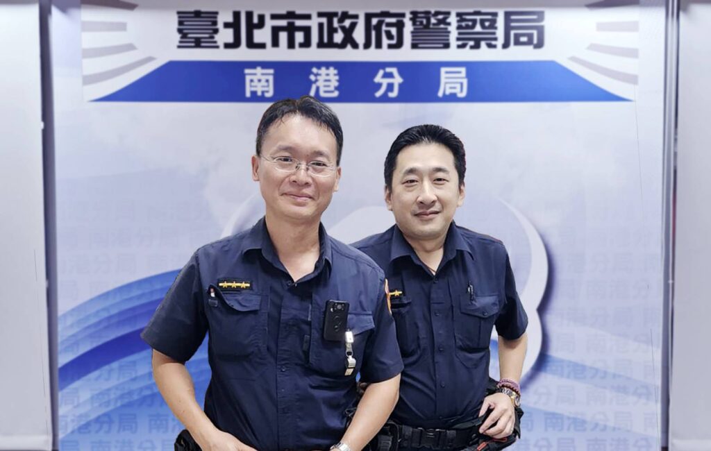 臺北市南港分局舊莊派出所警員何國清(左)、張毓殷(右)。(圖/記者薛秀蓮 翻攝)