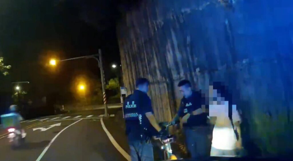 員警巡邏發現需幫忙之女子。(圖/記者薛秀蓮 翻攝)