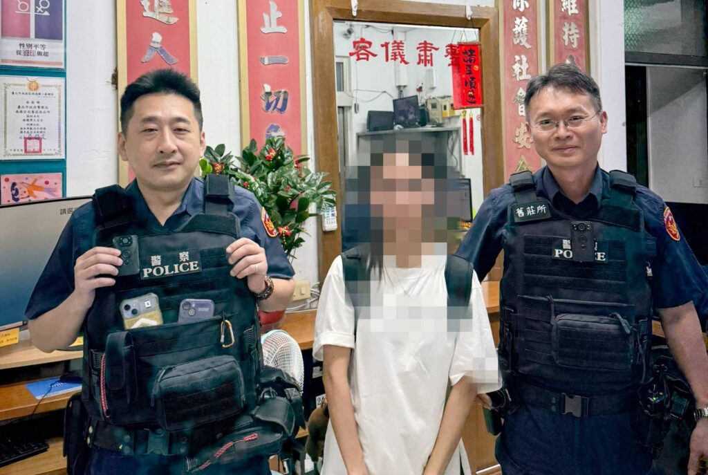 外籍學生開心與警方合影。(圖/記者薛秀蓮 翻攝)