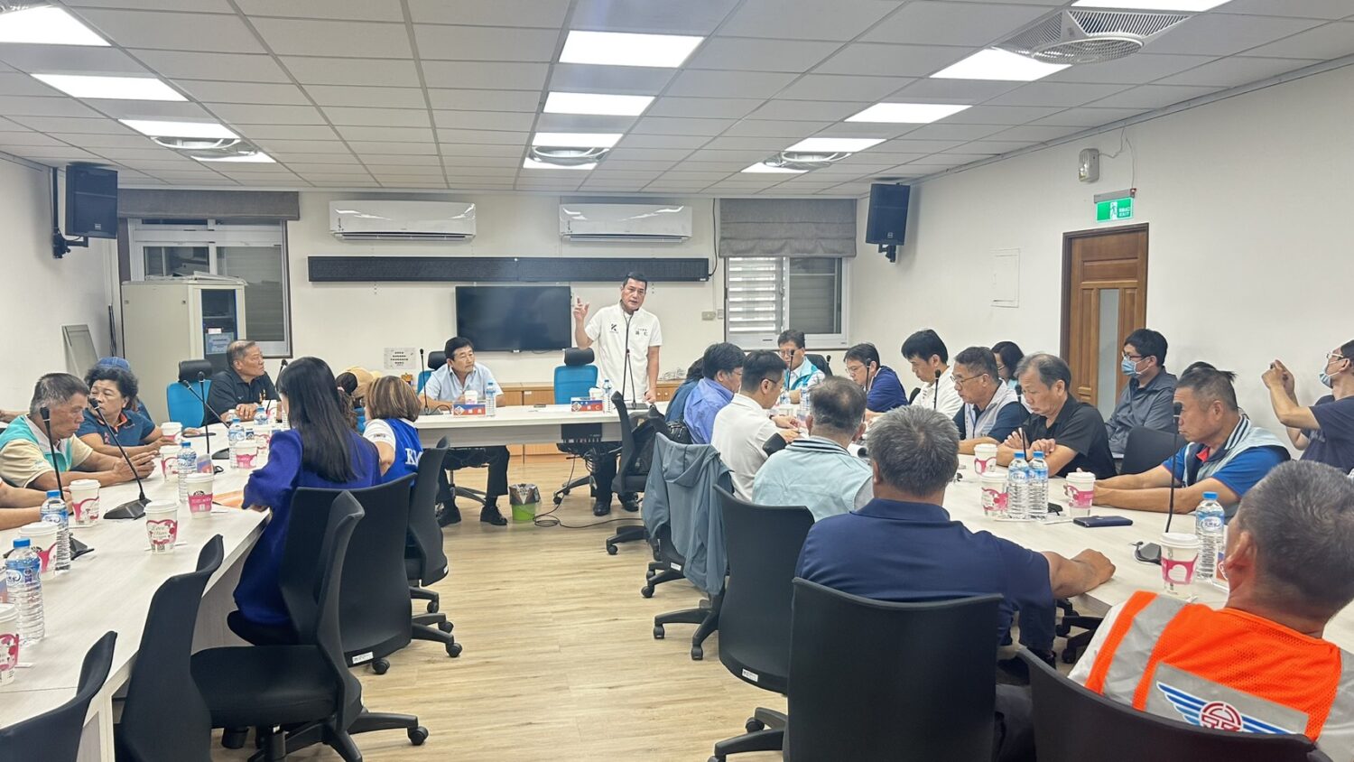黃仁在會勘會議宣布會勘三結論，力促大武漁港升級。(記者包克明 翻攝)
