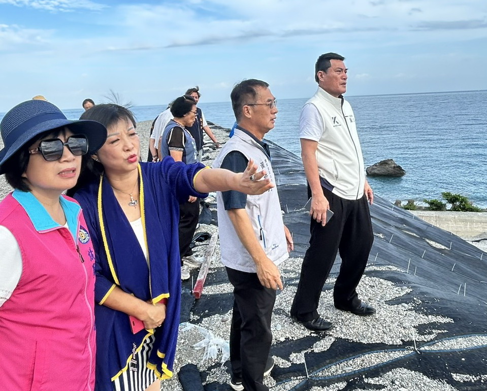 黃仁(右1)下午由夫人王春梅(左2)陪同抵長濱漁港進行會勘,實地了解漁港年年淤積導致漁民無法順利出海的長期問題。(記者包克明 翻攝)