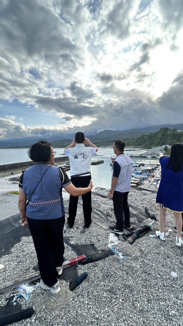 連續下雨近1個月,黃仁一行抵長濱漁港時,現場晴空萬里,風和日麗。(記者包克明 翻攝)