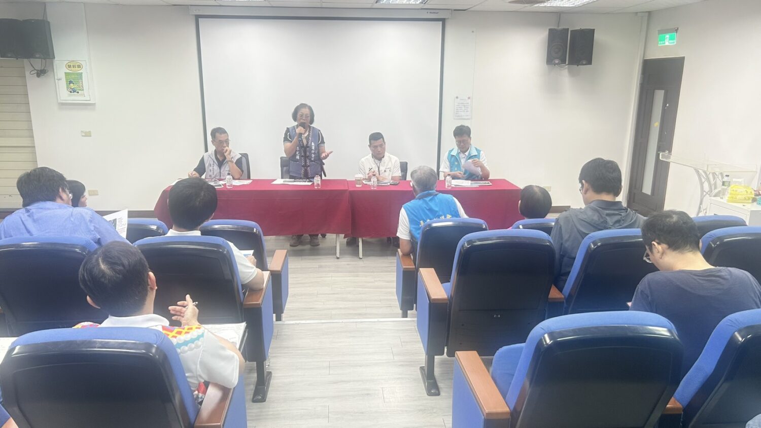 長濱鄉長李光蘭在會勘會議中說明漁港因年年淤積導致漁民無法順利出海,嚴重影響漁民生計的現況。(記者包克明 翻攝)