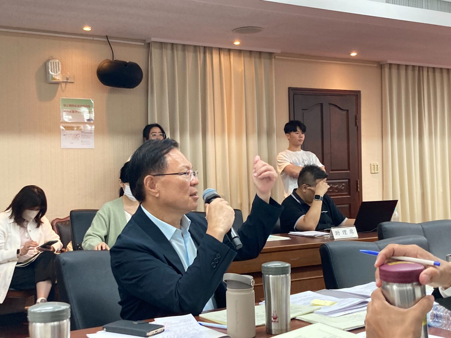 法案又卡關,張啓楷批評主管機關數位發展部一再以澳洲、加拿大遭遇Meta抵制為藉口拖延法案推進。(圖/張啓楷國會辦公室)