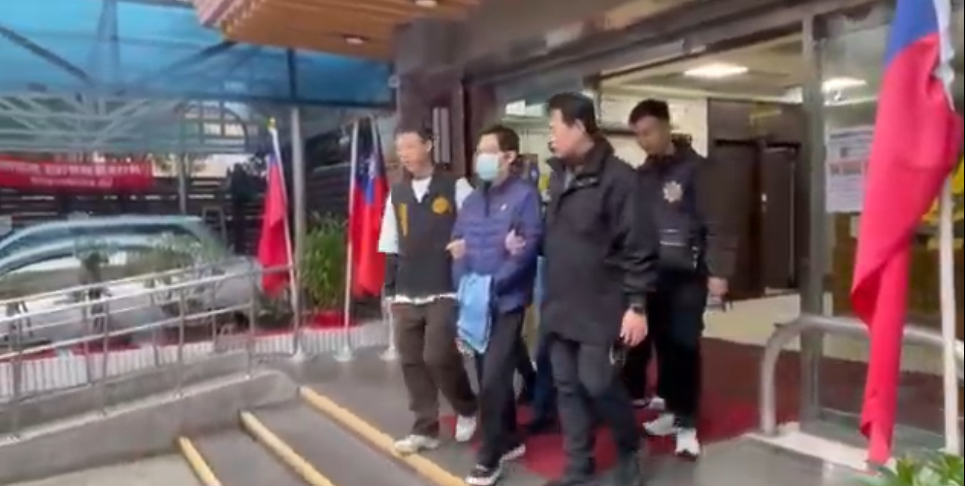 警方移送犯嫌。(記者徐煜勝翻攝)