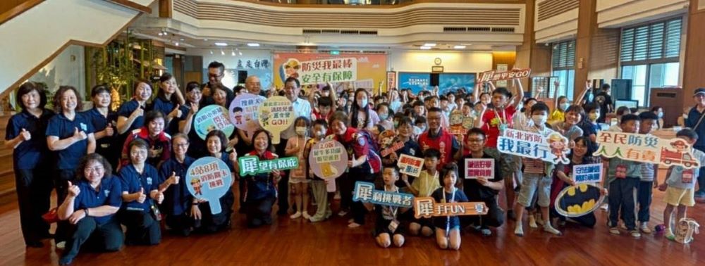 新北消夏令營廉政小話劇登場 犀牛哥 X 防宣姐生動活潑 2 《圖說》消防局長陳崇岳〈中左〉與「新北消防兒童夏令營」小朋友合影。〈政風室提供〉
