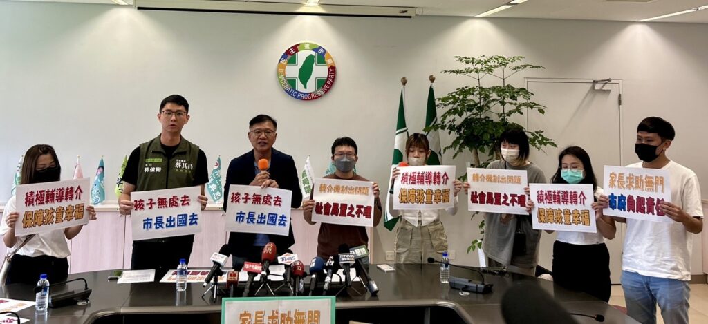 台中托嬰中心遭撤準公托 家長怒責社會局未協助安置幼童 1 批責