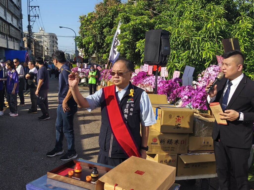 台中沙鹿耆老陳國馨辭世 民政局長擔任點主官 1 在司儀口頌吉祥話語下 吳局長向天 地 人各點一下 0
